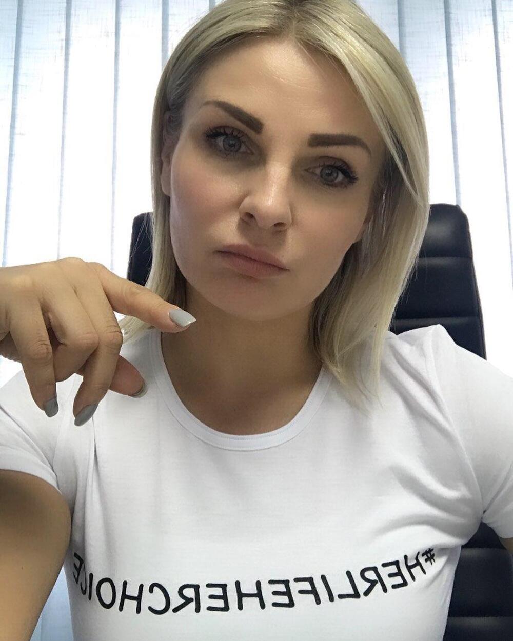 NE IZGLEDA KAO DA IM JE MAJKA, VEĆ SESTRA! Rodila TRI lepotice, a kad čuju koliko IMA GODINA, šokiraju se načisto!