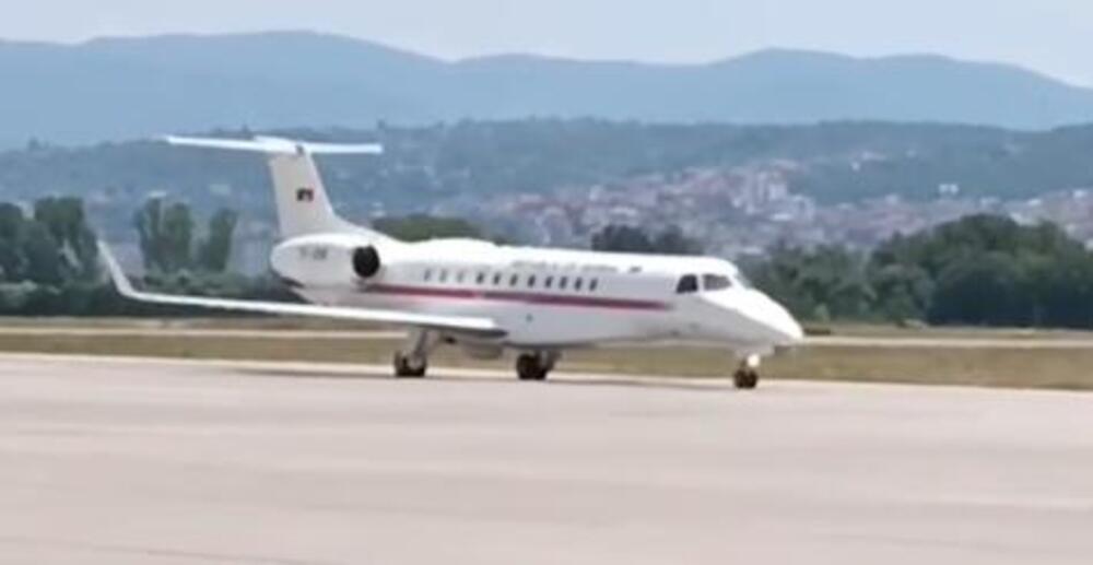 PRVI AVION VLADE SRBIJE SLETEO U NIŠ: Prevezeno četvoro pacijenata koji su povređeni u jezivoj nesreći kod Kotora