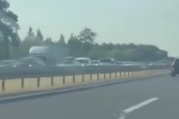 Drama na auto-putu kod Beške: Zapalio se autobus pun putnika! (VIDEO)