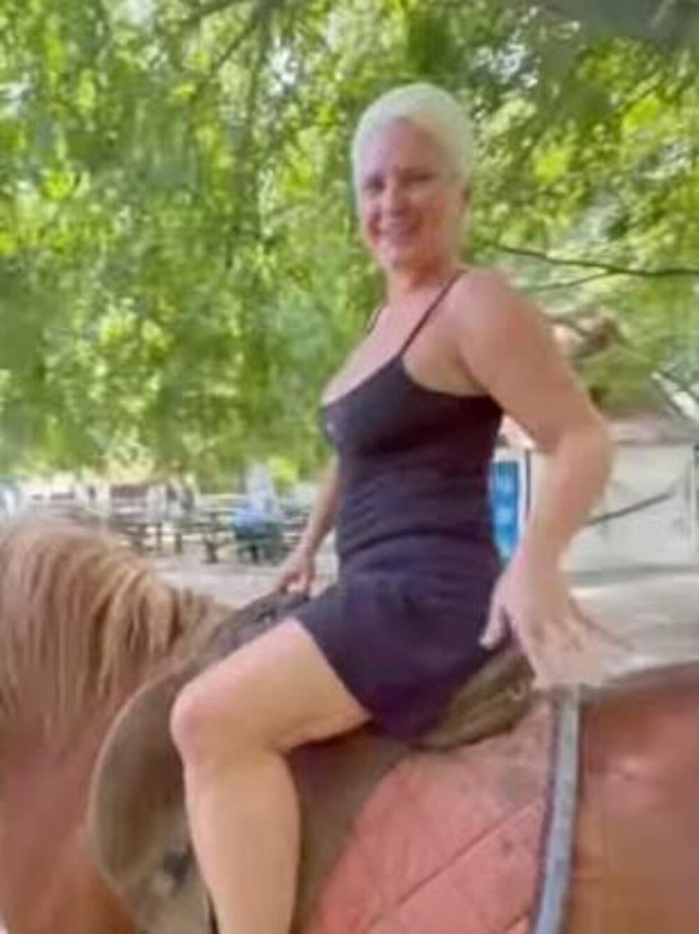"HOĆU DA TI RAĐAM SINOVE": Maja (51) U MINIĆU UZJAHALA KONJA, snimak izazvao HAOS! TO NIJE SVE ŠTO RADI