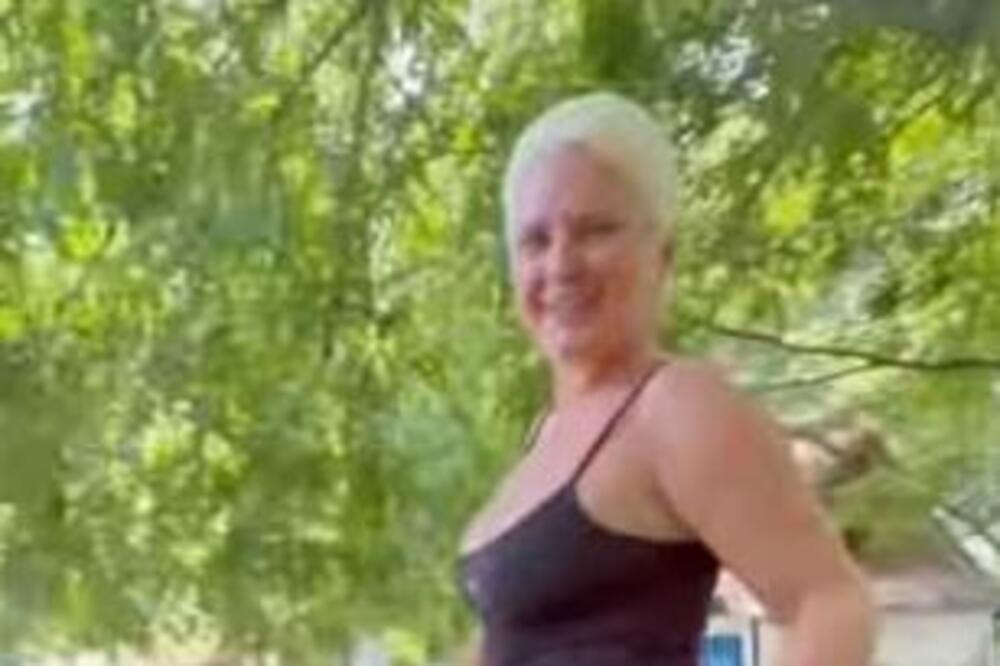 "HOĆU DA TI RAĐAM SINOVE": Maja (51) U MINIĆU UZJAHALA KONJA, snimak izazvao HAOS! TO NIJE SVE ŠTO RADI