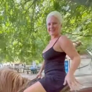 "HOĆU DA TI RAĐAM SINOVE": Maja (51) U MINIĆU UZJAHALA KONJA, snimak izazvao HAOS! TO NIJE SVE ŠTO RADI