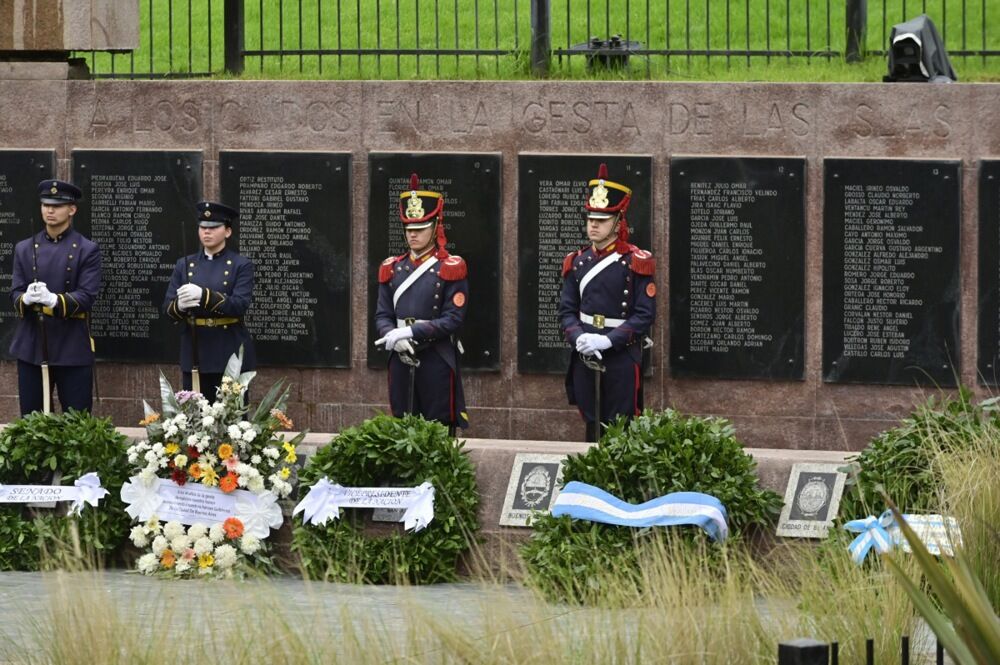 Spomenik poginulima u Folklandskom ratu tokom obeležavanja Dana Malvina (2. april 2026. godine) u Buenos Ajresu