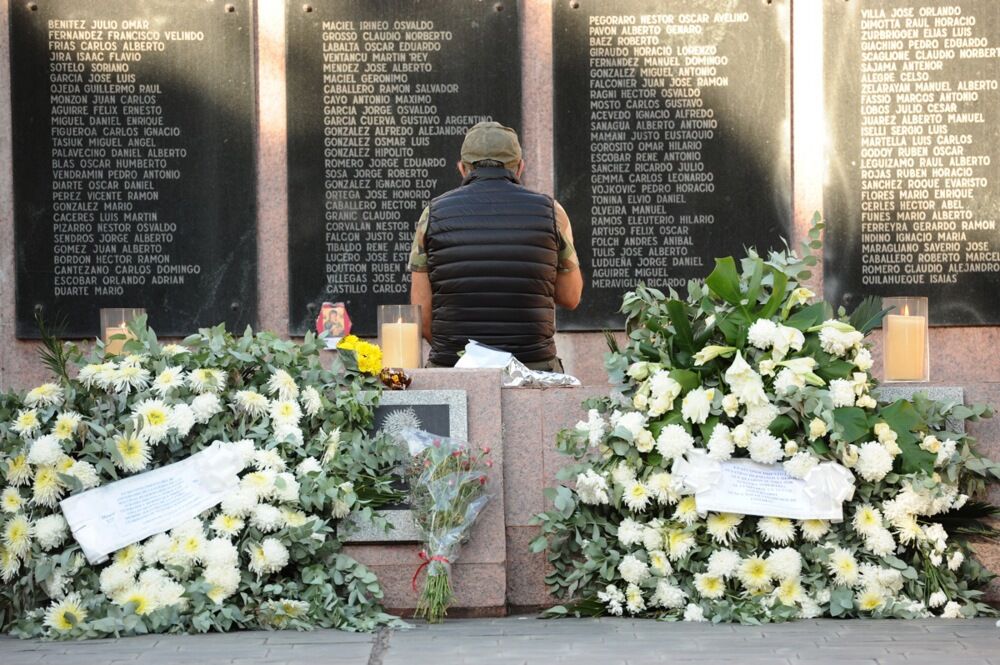 Veterani i građani posećuju Spomenik palima na Malvinima (Folklandskim ostrvima) u Buenos Ajresu (Argentina), 2. aprila 2022. godine, povodom 40. godišnjice početka oružanog sukoba sa Ujedinjenim Kraljevstvom oko suvereniteta nad tim ostrvima.