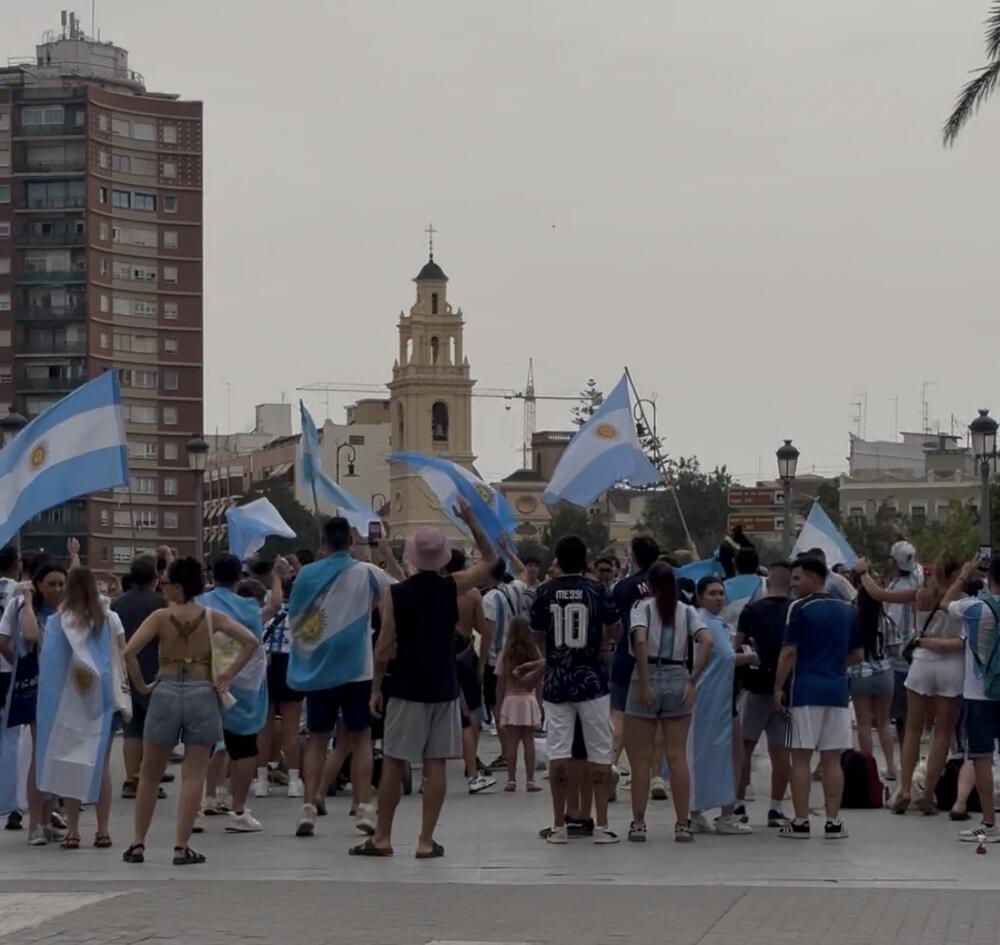 EKSKLUZIVNO! ARGENTINSKA LUDNICA KAO NA ULICAMA BUENOS AJRESA! "Gaučosi" okupirali najlepši španski grad (Video)