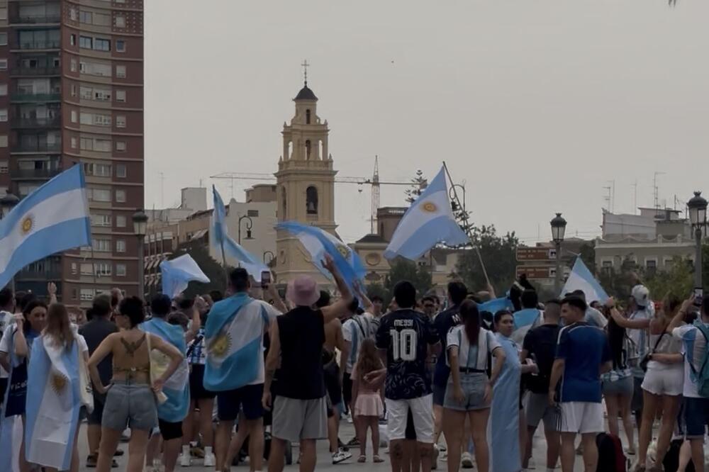 EKSKLUZIVNO! ARGENTINSKA LUDNICA KAO NA ULICAMA BUENOS AJRESA! "Gaučosi" okupirali najlepši španski grad (Video)