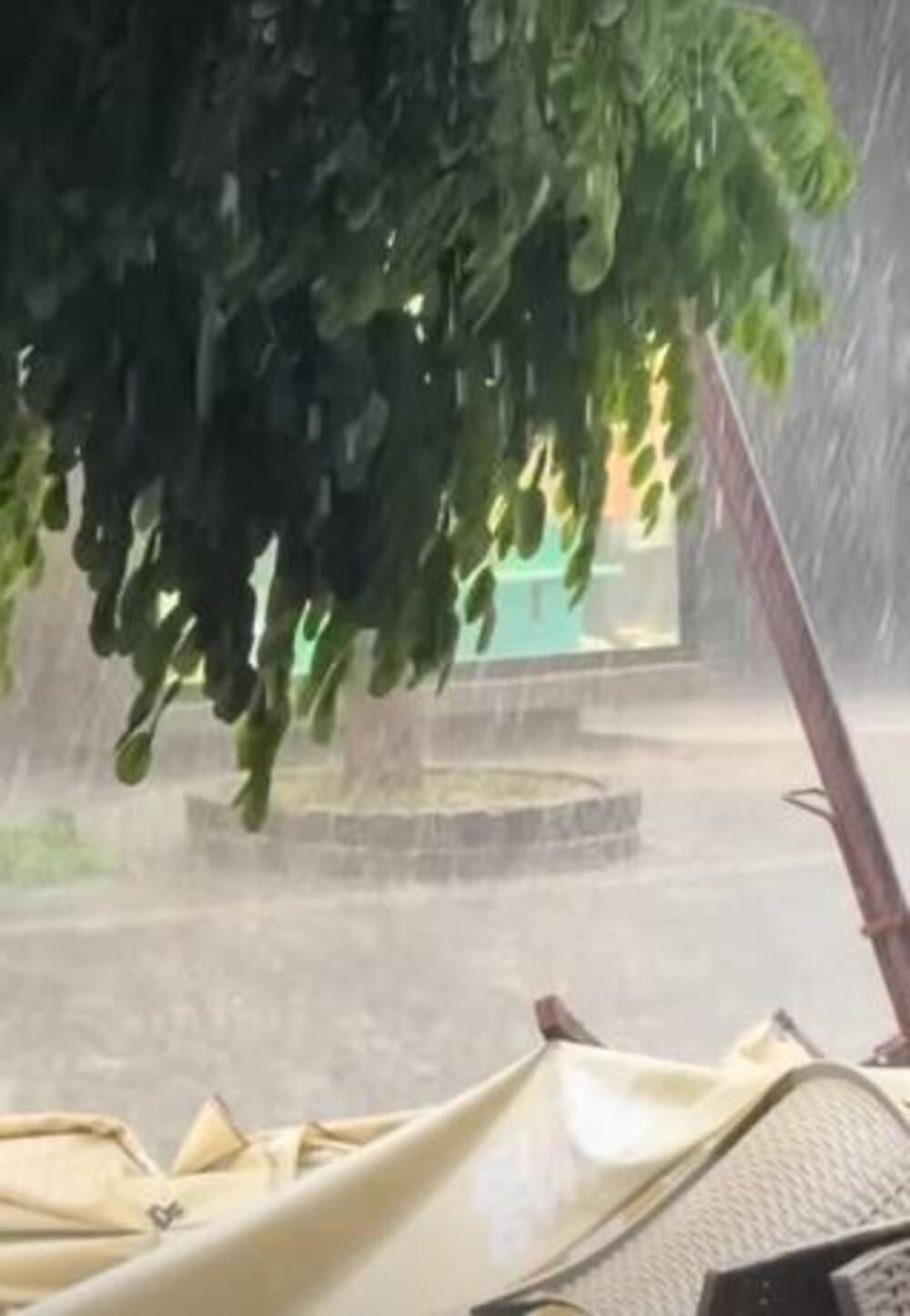 Formirala se reka na ulici! Nevreme potopilo ovaj grad, prizori kao iz apokalipse! (VIDEO)