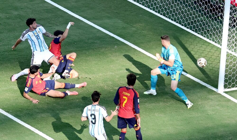 Intervencija Paua Kubarsija ispred Markosa Senesija u finalu Svetskog prvenstva 2026. godine