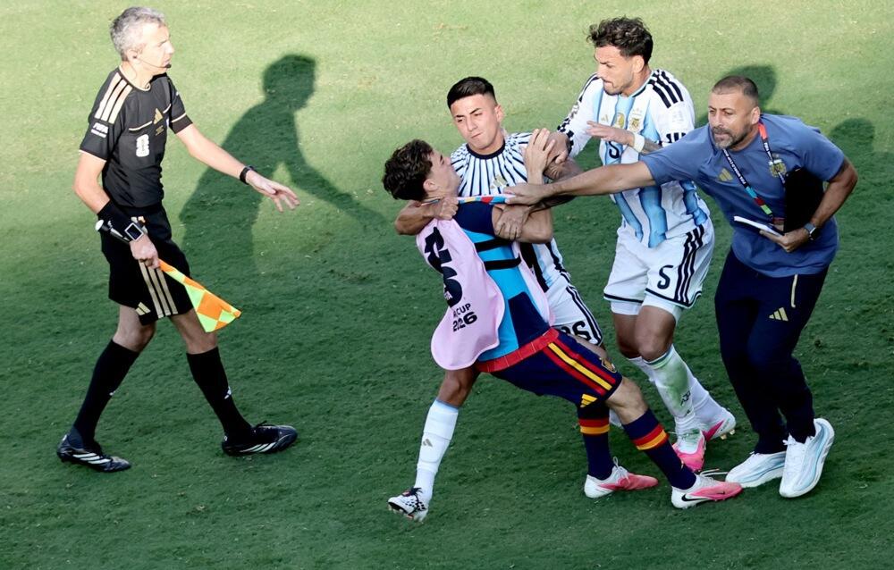 BRUKA PONIŽENE ARGENTINE: Okrenuli leđa Špancima na dodeli pehara - Paredes pridavio Garsiju i Gavija (Video)