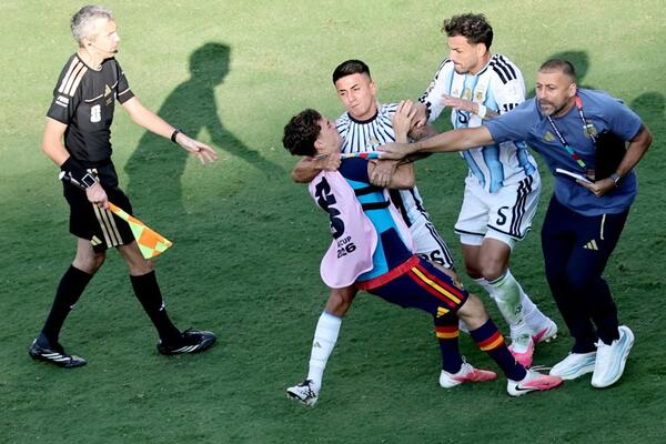 BRUKA PONIŽENE ARGENTINE: Okrenuli leđa Špancima na dodeli pehara - Paredes pridavio Garsiju i Gavija (Video)