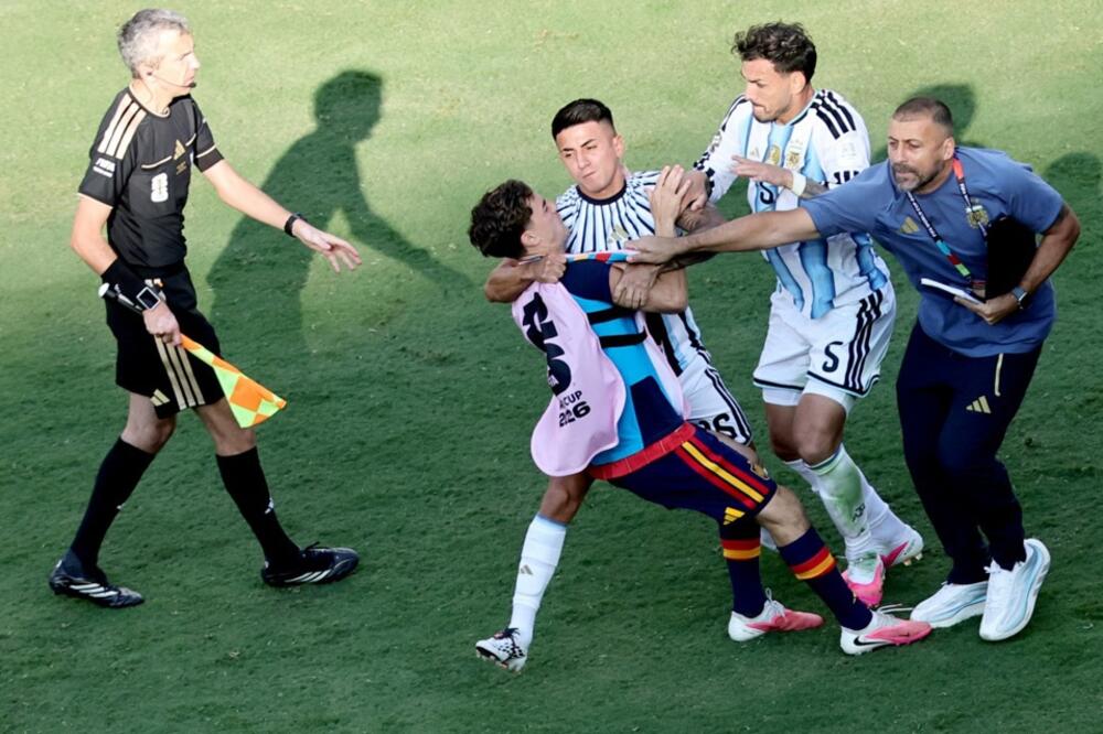 BRUKA PONIŽENE ARGENTINE: Okrenuli leđa Špancima na dodeli pehara - Paredes pridavio Garsiju i Gavija (Video)