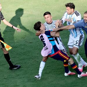 BRUKA PONIŽENE ARGENTINE: Okrenuli leđa Špancima na dodeli pehara - Paredes pridavio Garsiju i Gavija (Video)