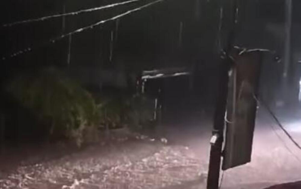 Ulice poplavljene, pokidani vodovodi, požari... Strašna oluja pogodila ovaj grad u Srbiji (VIDEO)
