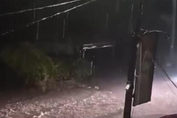 Ulice poplavljene, pokidani vodovodi, požari... Strašna oluja pogodila ovaj grad u Srbiji (VIDEO)