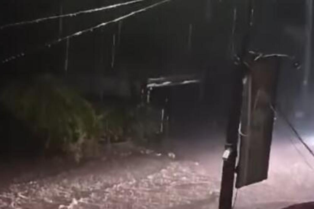 Ulice poplavljene, pokidani vodovodi, požari... Strašna oluja pogodila ovaj grad u Srbiji (VIDEO)