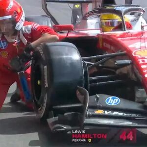 Zamalo stravična tragedija: Hamilton oborio mehaničara u boksu Ferarija, delile ga sekunde da ode pod točak!