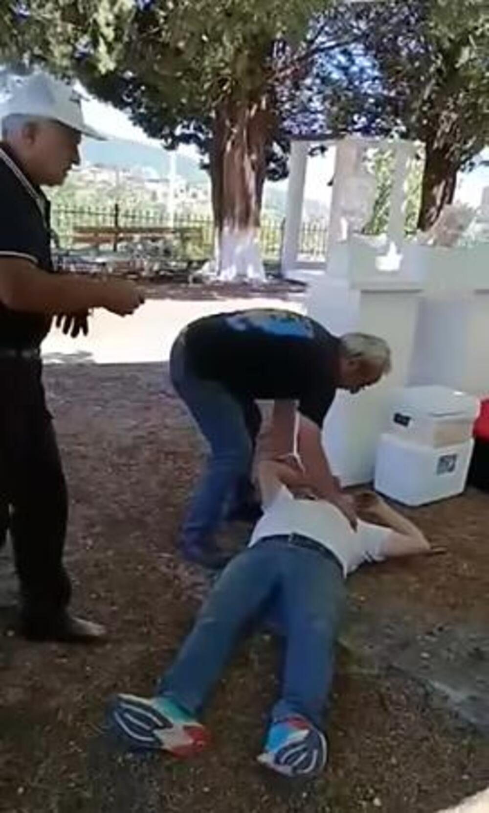 POP PRETUKAO ČOVEKA USRED CRKVE SVETOG ILIJE! Tuča snimljena kamerom, sevale pesnice, a onda ga je... (VIDEO)