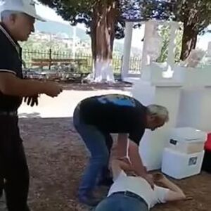 POP PRETUKAO ČOVEKA USRED CRKVE SVETOG ILIJE! Tuča snimljena kamerom, sevale pesnice, a onda ga je... (VIDEO)