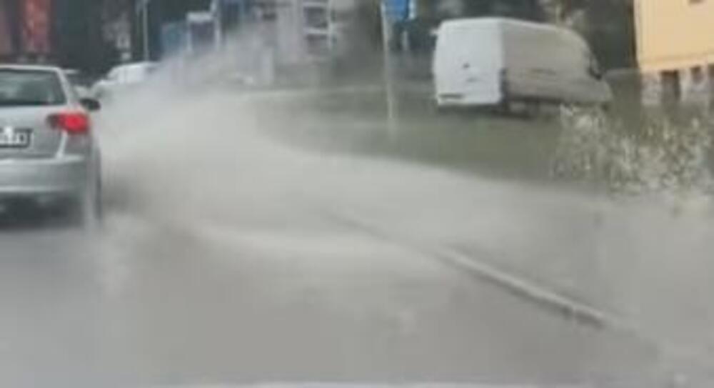 Dramatični snimci u ovim delovima Srbije: Ulice pod vodom, saobraćaj u kolapsu! Oluja napravila haos (VIDEO)
