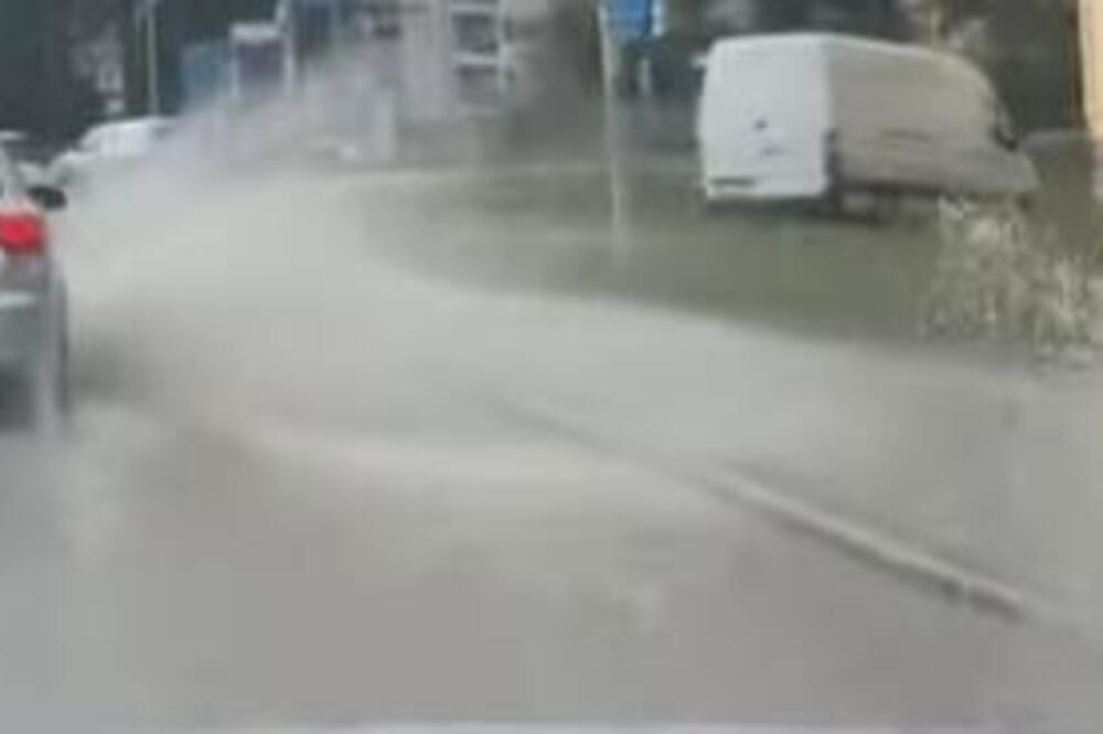 Dramatični snimci u ovim delovima Srbije: Ulice pod vodom, saobraćaj u kolapsu! Oluja napravila haos (VIDEO)