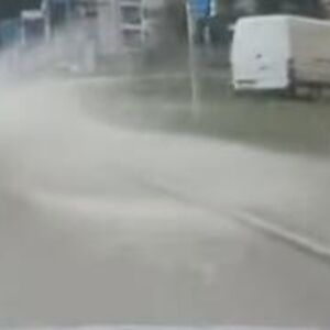 Dramatični snimci u ovim delovima Srbije: Ulice pod vodom, saobraćaj u kolapsu! Oluja napravila haos (VIDEO)