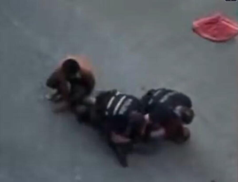 Brutalno hapšenje dovelo do smrti Marokanca: Preklinjao policajce za malo vode pa izdahnuo! (VIDEO)