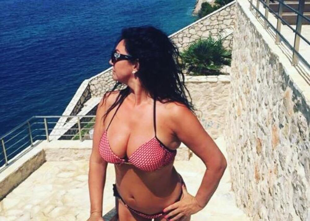 POSLE RAZVODA OKRENULA NOVI LIST! Srpska pevačica se skinula u 6. deceniji: ČISTA PROVOKACIJA U MINI ROZE BIKINIJU!