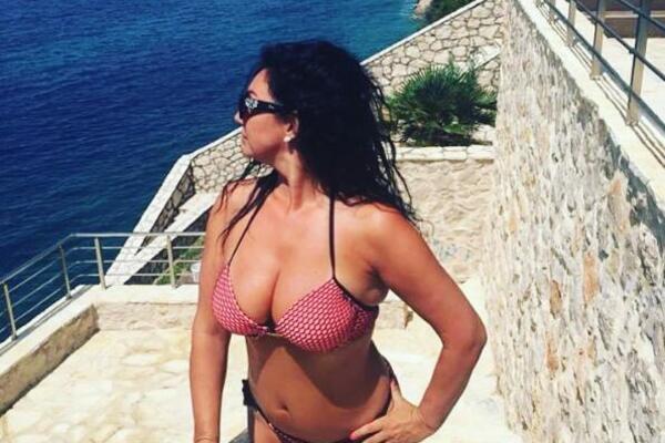 POSLE RAZVODA OKRENULA NOVI LIST! Srpska pevačica se skinula u 6. deceniji: ČISTA PROVOKACIJA U MINI ROZE BIKINIJU!