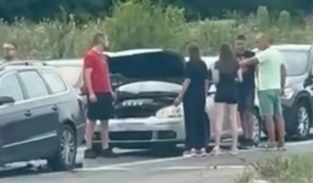 Strašan lančani sudar u Zemun polju: Automobili smrskani