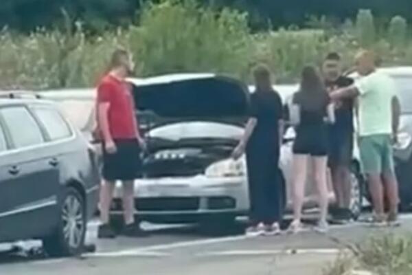 Strašan lančani sudar u Zemun polju: Automobili smrskani