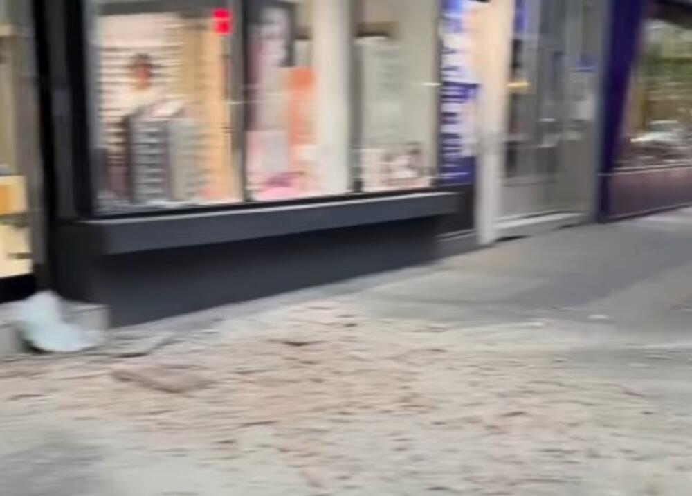 Nevreme u Kruševcu: Snažan vetar srušio deo fasade! (VIDEO)