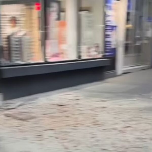 Nevreme u Kruševcu: Snažan vetar srušio deo fasade! (VIDEO)