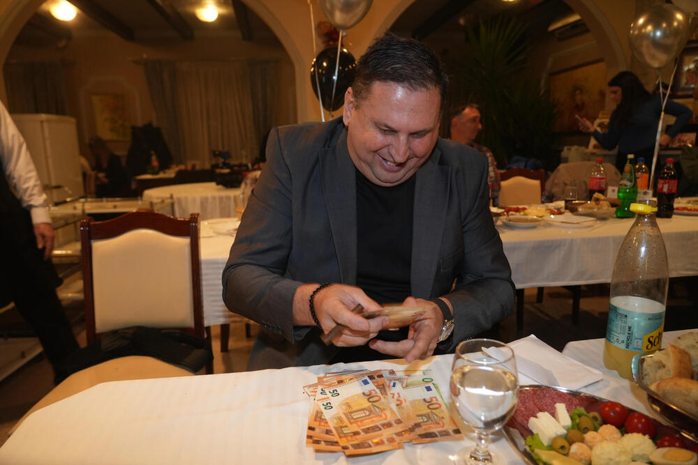"MONSTRUMI, LAŽOVI, FOLIRANTI" Radomir (59) IH BRUTALNO VREĐAO U PROGRAMU UŽIVO! Jedva se SMIRIO, SVE SNIMLJENO