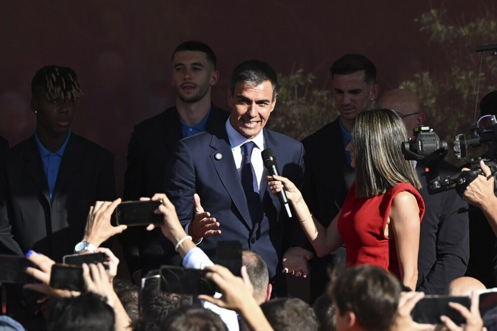 Fudbaleri Španije na sastanku sa premijerom Pedrom Sančezom (levo)