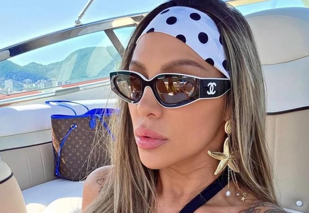 NAJBEZOBRAZNIJE IZDANJE NAŠE PEVAČICE, BIKINI JEDVA PREKRIO SILIKONE: Muškarci se preznojavaju zbog ovog prizora