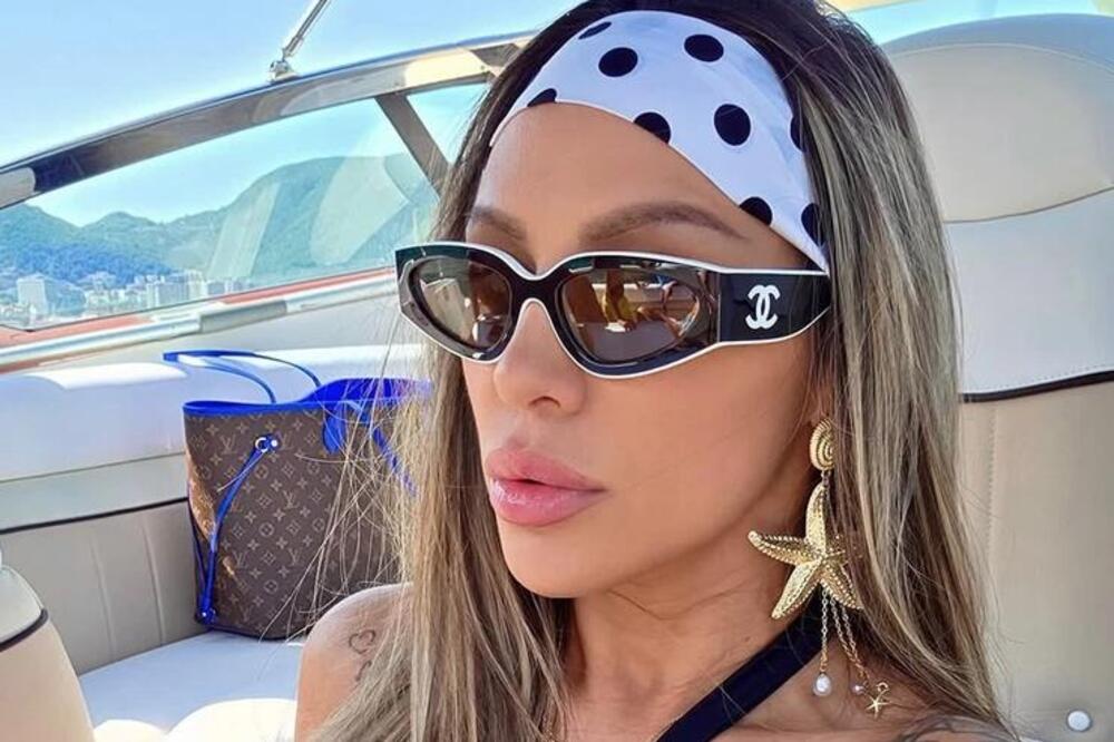 NAJBEZOBRAZNIJE IZDANJE NAŠE PEVAČICE, BIKINI JEDVA PREKRIO SILIKONE: Muškarci se preznojavaju zbog ovog prizora