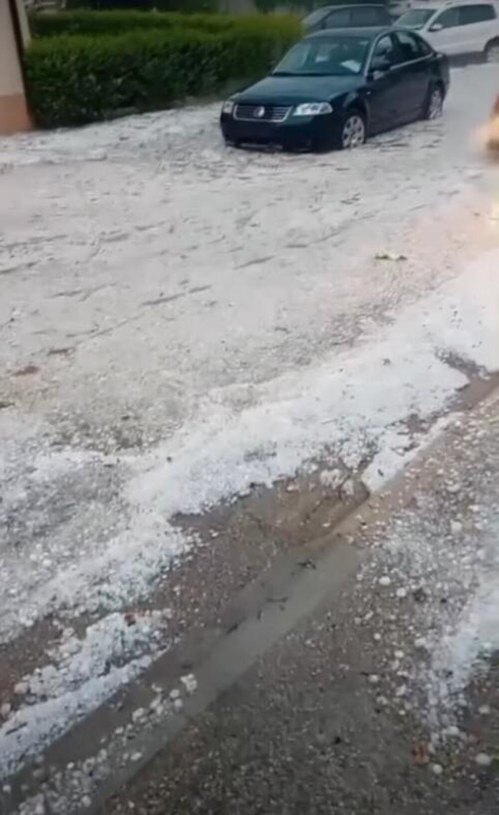 LOPATOM ČISTILI LED POSLE JAKE SUPREĆELIJSKE OLUJE: Orkasni vetrovi i grad veličine 5 cm urnisali region! (VIDEO)