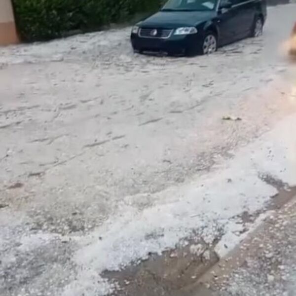LOPATOM ČISTILI LED POSLE JAKE SUPREĆELIJSKE OLUJE: Orkasni vetrovi i grad veličine 5 cm urnisali region! (VIDEO)