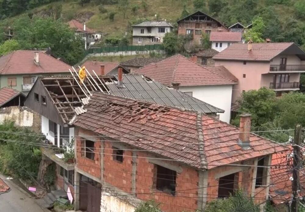 Snažno nevreme napravilo haos na jugu Srbije: Jak vetar nosio krovove i čupao drveće, nestala i struja (VIDEO)