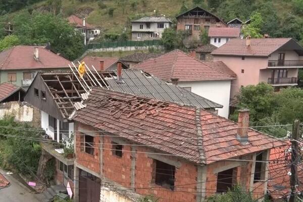 Snažno nevreme napravilo haos na jugu Srbije: Jak vetar nosio krovove i čupao drveće, nestala i struja (VIDEO)