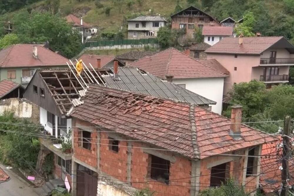 Snažno nevreme napravilo haos na jugu Srbije: Jak vetar nosio krovove i čupao drveće, nestala i struja (VIDEO)