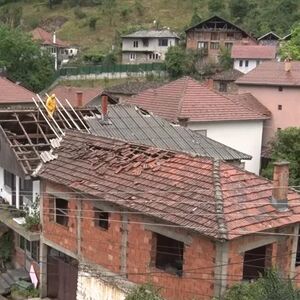 Snažno nevreme napravilo haos na jugu Srbije: Jak vetar nosio krovove i čupao drveće, nestala i struja (VIDEO)