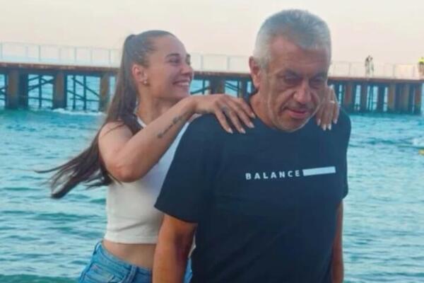 ŠABANOVA CUCA U ZAGRLJAJU STARIJEG MUŽA TURČINA: Pokazala koliko je zaljubljena, on je ljubi na plaži (FOTO)