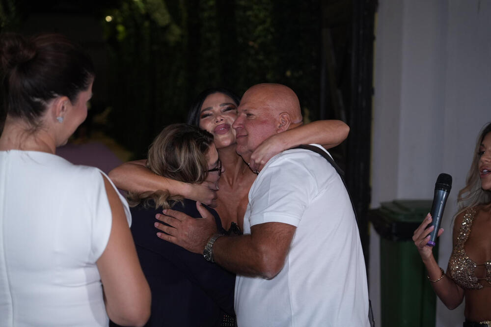 BIVŠU SNAJKU NE MOGU DA PREŽALE: A sin im kipti od besa dok se oni grle! Osuo paljbu po sopstvenim roditeljima