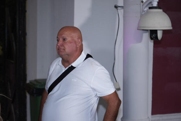 LJUDI TRLJALI OČI KAD SU VIDELI DA SE GRLI S BIVŠOM SNAJKOM: Dok mu sin kipti od besa on ovako objašnjava situaciju