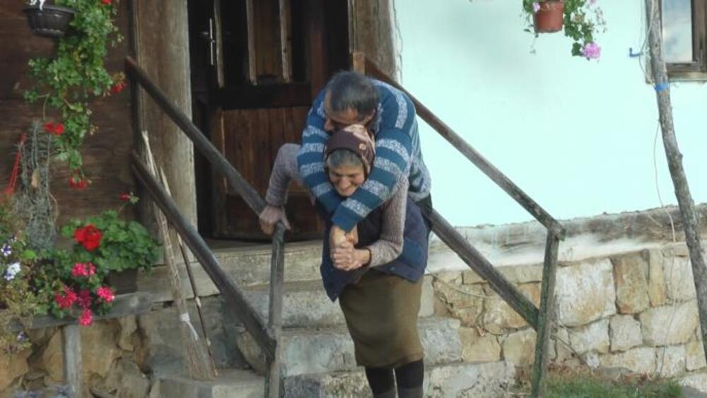 "Ništa mi nije bilo teško" Baka Olga 60 godina nosila sina na leđima: Priča o majci heroini će vas rasplakati FOTO