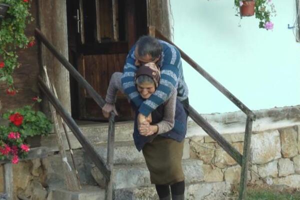 "Ništa mi nije bilo teško" Baka Olga 60 godina nosila sina na leđima: Priča o majci heroini će vas rasplakati FOTO