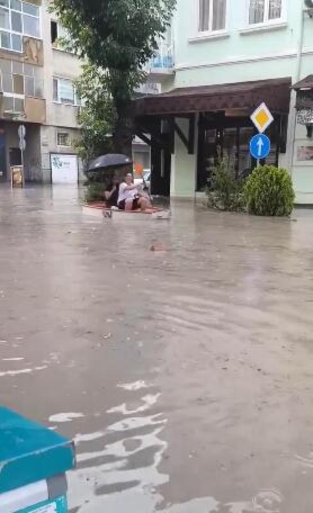 POPLAVLJENE ULICE, URAGANSKI VETAR OBARAO STABLA: Užasno nevreme razorilo popularno letovalište u regionu (VIDEO)
