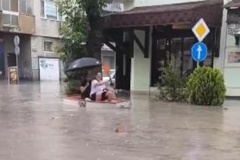 POPLAVLJENE ULICE, URAGANSKI VETAR OBARAO STABLA: Užasno nevreme razorilo popularno letovalište u regionu (VIDEO)