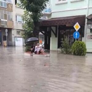 POPLAVLJENE ULICE, URAGANSKI VETAR OBARAO STABLA: Užasno nevreme razorilo popularno letovalište u regionu (VIDEO)